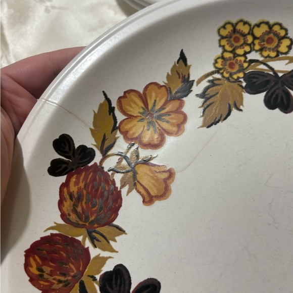 Vintage “Clover” Floral Patterned Serveware Plates - Picture 4 of 5